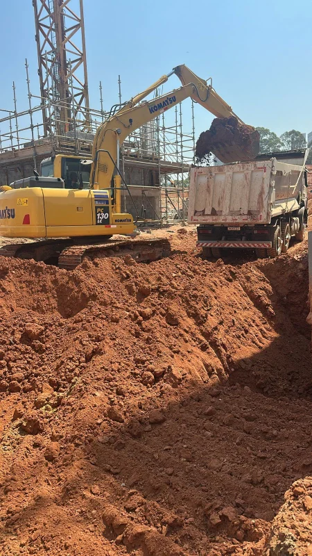 Escavadeira hidráulica em serviço de terraplanagem — Escavação de terreno: da cota natural à cota de projeto