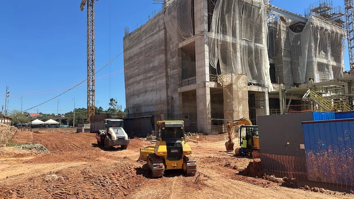 Corte em terreno em declive no Morumbi com contenção em execução