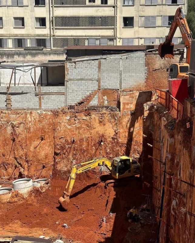 Escavadeira hidráulica em serviço de terraplanagem — Escavação de terreno: da cota natural à cota de projeto