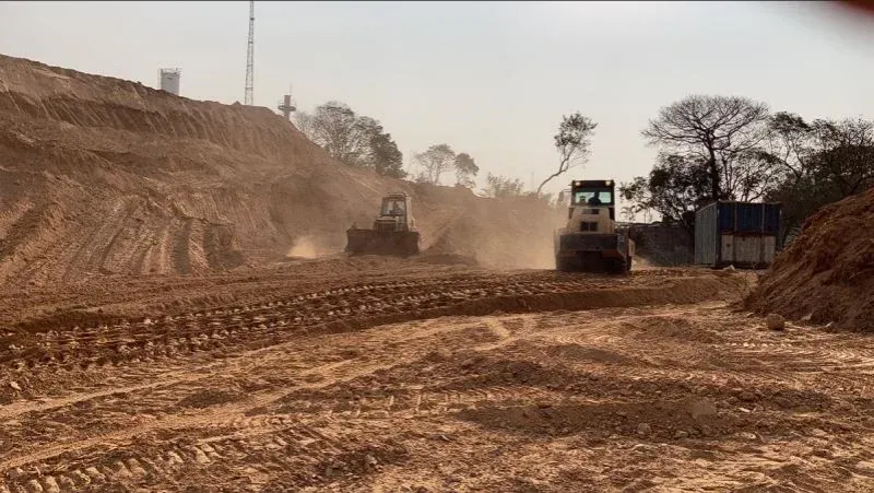 Aterro em lote de várzea em Santo Amaro com rolo compactador