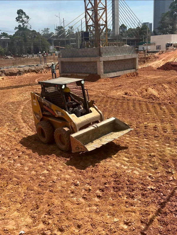 Mini carregadeira em operação no canteiro — Locação de bobcat: o que é o equipamento e quando ele é a escolha certa