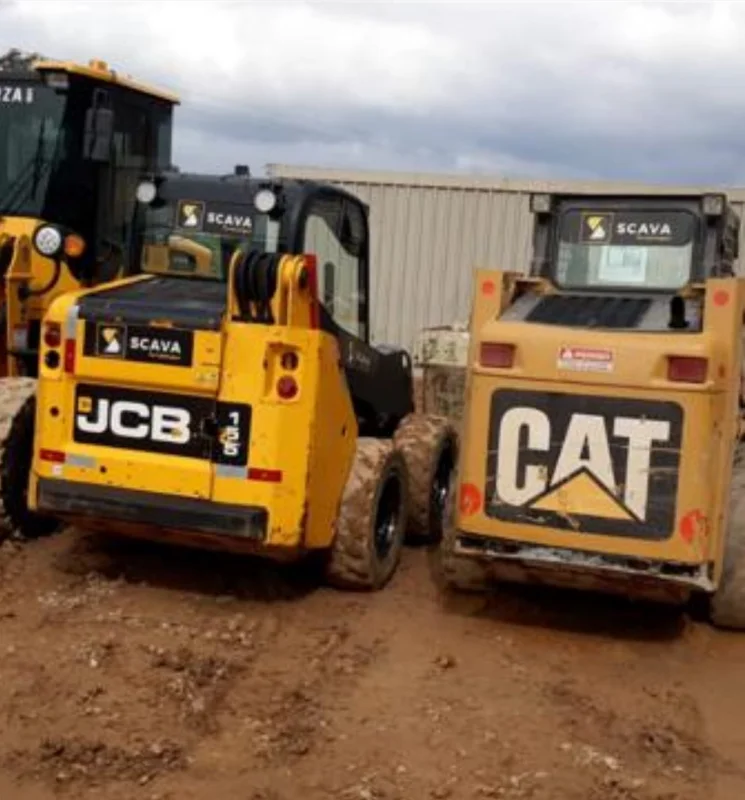 Mini carregadeira em operação no canteiro — Locação de bobcat: o que é o equipamento e quando ele é a escolha certa